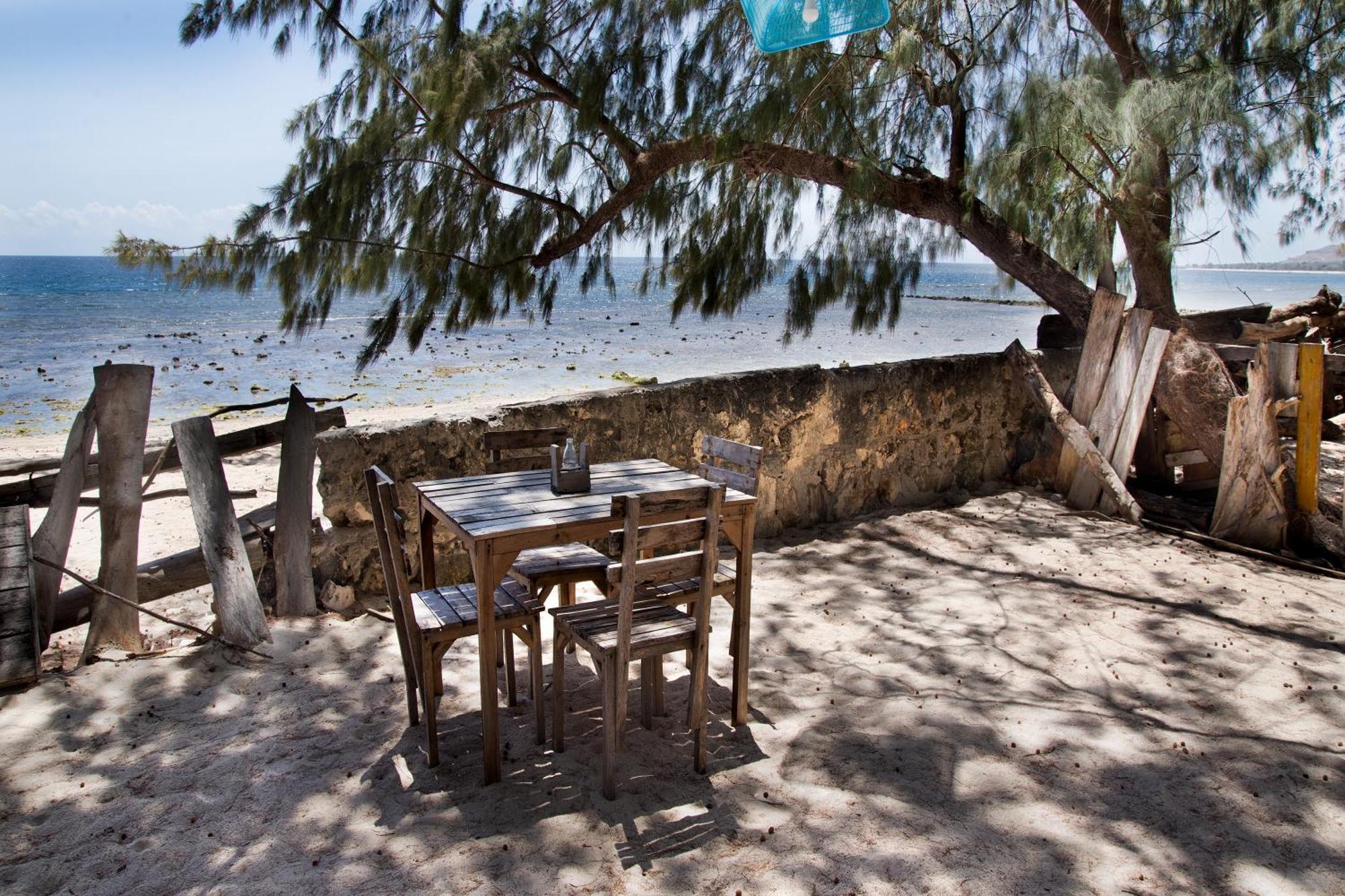 Cemara Beachfront Suite Mondu Exterior foto